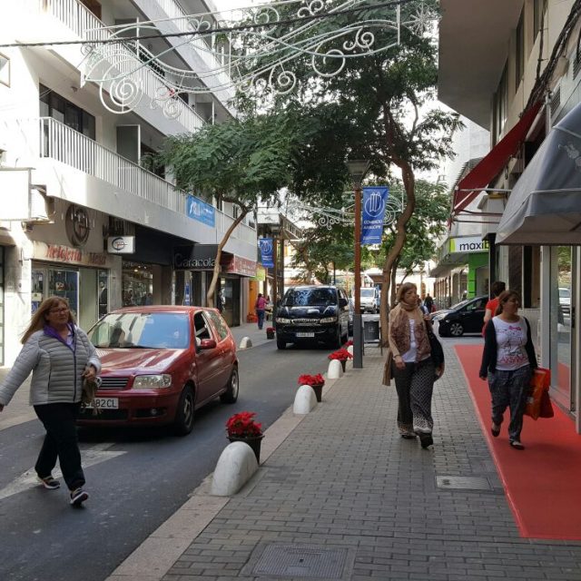 Embellecimiento por Navidad en la zona comercial